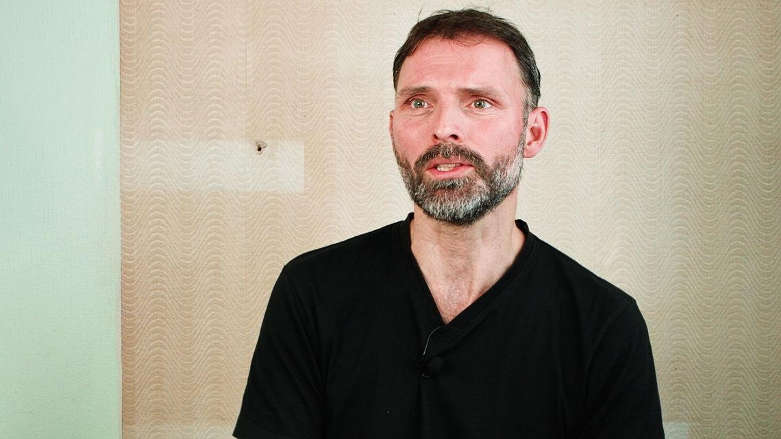 Tom Kucharz es activista de diversas causas sociales y miembro de Ecologistas en Acción. Gracias a una mirada inquieta y multidisciplinar, investiga y establece relevantes conexiones entre globalización y corporaciones, deuda externa, tratados internacionales, energía y cambio climático, soberanía alimentaria, agroecología y transgénicos, derechos humanos…. En esta primera parte de su entrevista, hablamos con Tom de la UE y las múltiples sombras que acechan toda su arquitectura institucional.