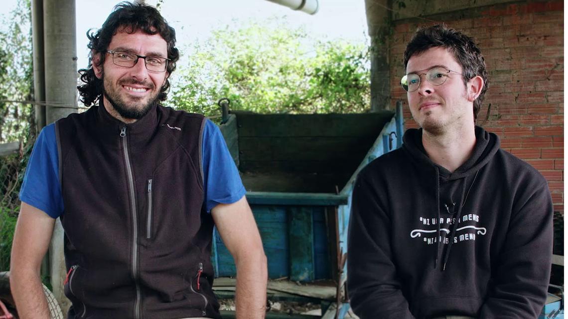 Pol i Xavi practiquen la recuperació d'espais agraris i la tracció animal. Pol y Xavi practican la recuperación de espacios agrarios y la tracción animal.