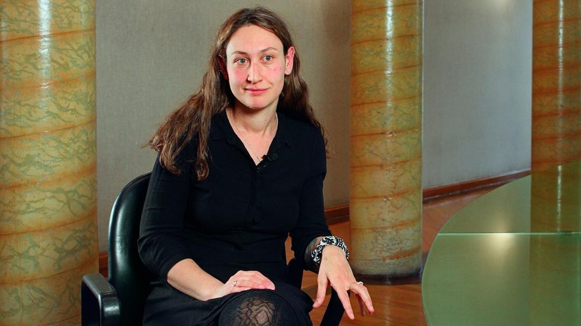 El colonialismo es una forma de dominación perceptible en distintas latitudes. Así lo demuestra Chiara Olivieri en relación a la minoría uigur en China, un conflicto étnico-religioso que afecta a más de 10 millones de personas. A fin de mantener su poder sobre el territorio y recursos naturales, China no duda en aplicar severas políticas coercitivas reduciendo a los uigures a la marginalidad política. Chiara Olivieri es profesora e investigadora en la Universidad de Granada (UGR) donde su mirada decolonial se extiende a campos como la historia ambiental, los estudios asiáticos o Latinoamérica.