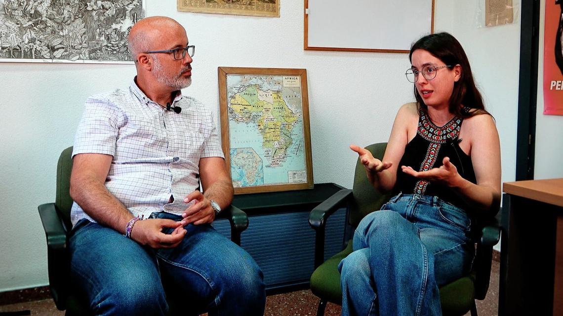 Recartografías inició su andadura en 2014 con el objetivo de luchar contra el despoblamiento rural y dinamizar la olvidada comarca de Gúdar-Javalambre en Teruel. Con un pie allí y otro en el departamento de Geografía de la Universidad de Valencia, Recartografías investiga, difunde y desarrolla iniciativas en y para el medio rural con su epicentro en el barrio de Mas Blanco, en el municipio turolense de San Agustín. Decenas de voluntarios y estudiantes en prácticas colaboran con la asociación en tareas de restauración, jardinería, agricultura y mantenimiento de un proyecto que ofrece formas alternativas de gestión ambiental, territorial y comunitaria, resistiendo y persistiendo desde una de las zonas de la España vaciada más castigadas por la despoblación. Esperamos que disfrutes de este encuentro con Luis del Romero y Nuria Salvador, geógraf@s y miembros de Recartografías.