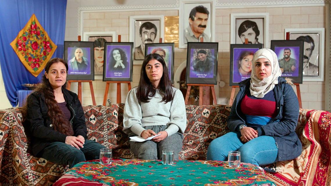Medya, Nadia Youssef y Lina Dhahar son representantes de los movimientos de mujeres jóvenes del Kurdistán. Nos hablan de los valores de la revolución de Rojava, el proceso de cambio profundo y de resistencia del que forman parte activa como mujeres. Una revolución dentro de la revolución, en el corazón de Oriente Medio. Rojava consiguió su autonomía durante la guerra de Siria, en la que las milicias kurdas combatieron al régimen sirio y a Estado Islámico. Aprobó su Constitución en enero de 2014, basándose en los principios de confederalismo democrático, igualdad de género y tolerancia étnica y religiosa.
